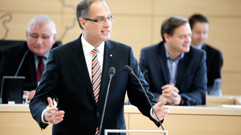 Tobias Koch am Rednerpult des Landtages